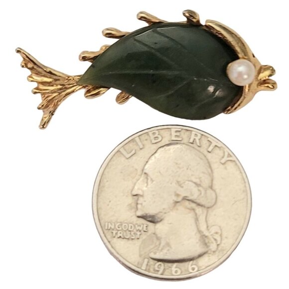 Gold Tone Carved Jade Genuine Pearl Fish Brooch Pin E800 - Picture 7 of 10